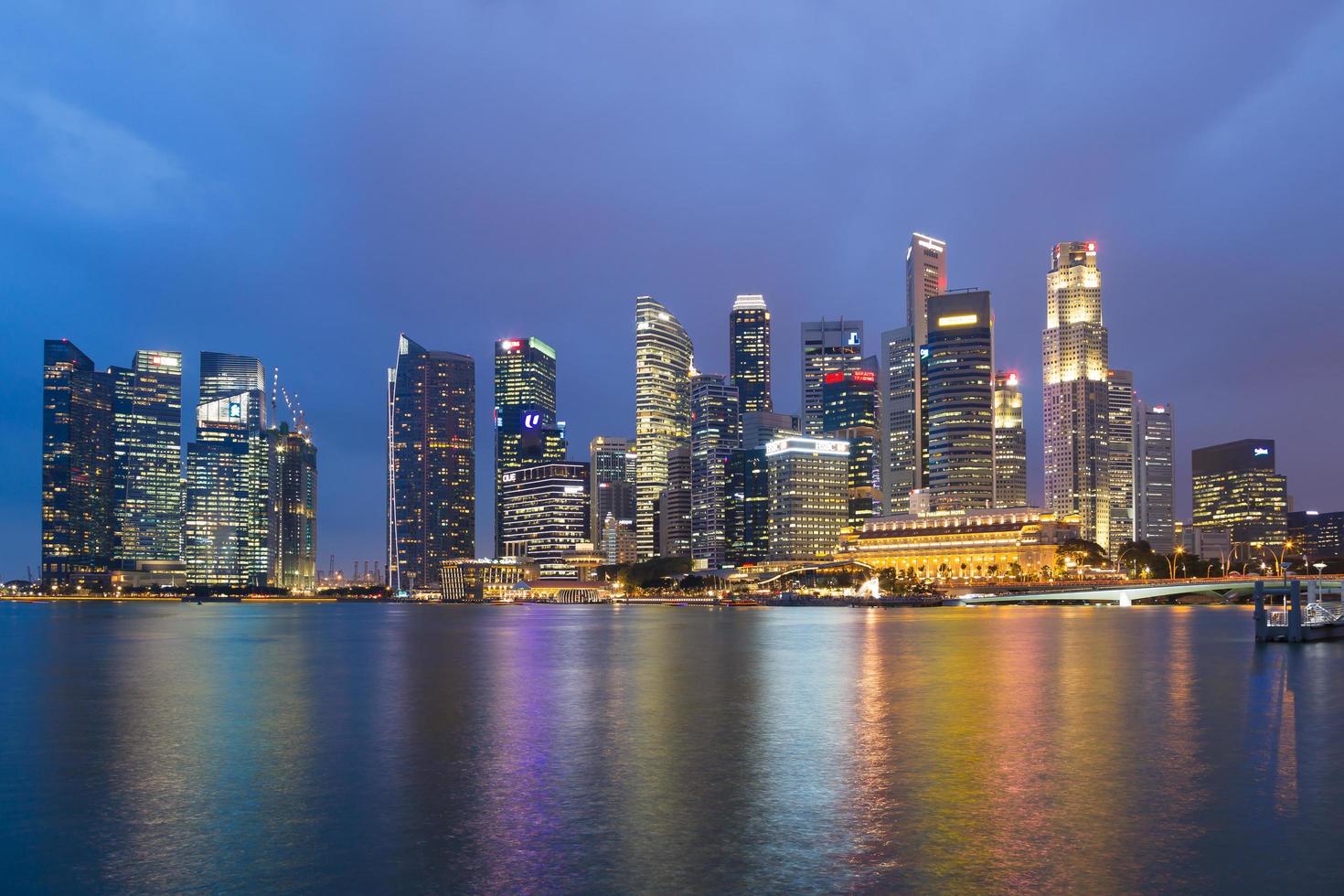 horizonte de Singapur en la noche foto