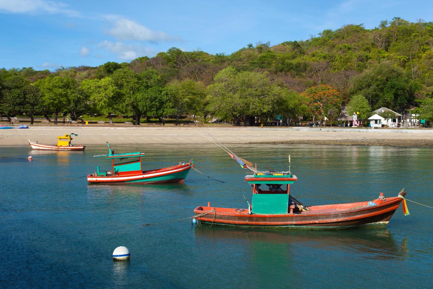 pequeños barcos de pesca en tailandia foto