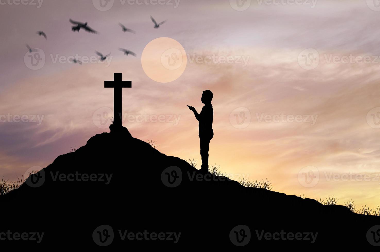 silueta, hombre, rezando, delante de, cruz foto