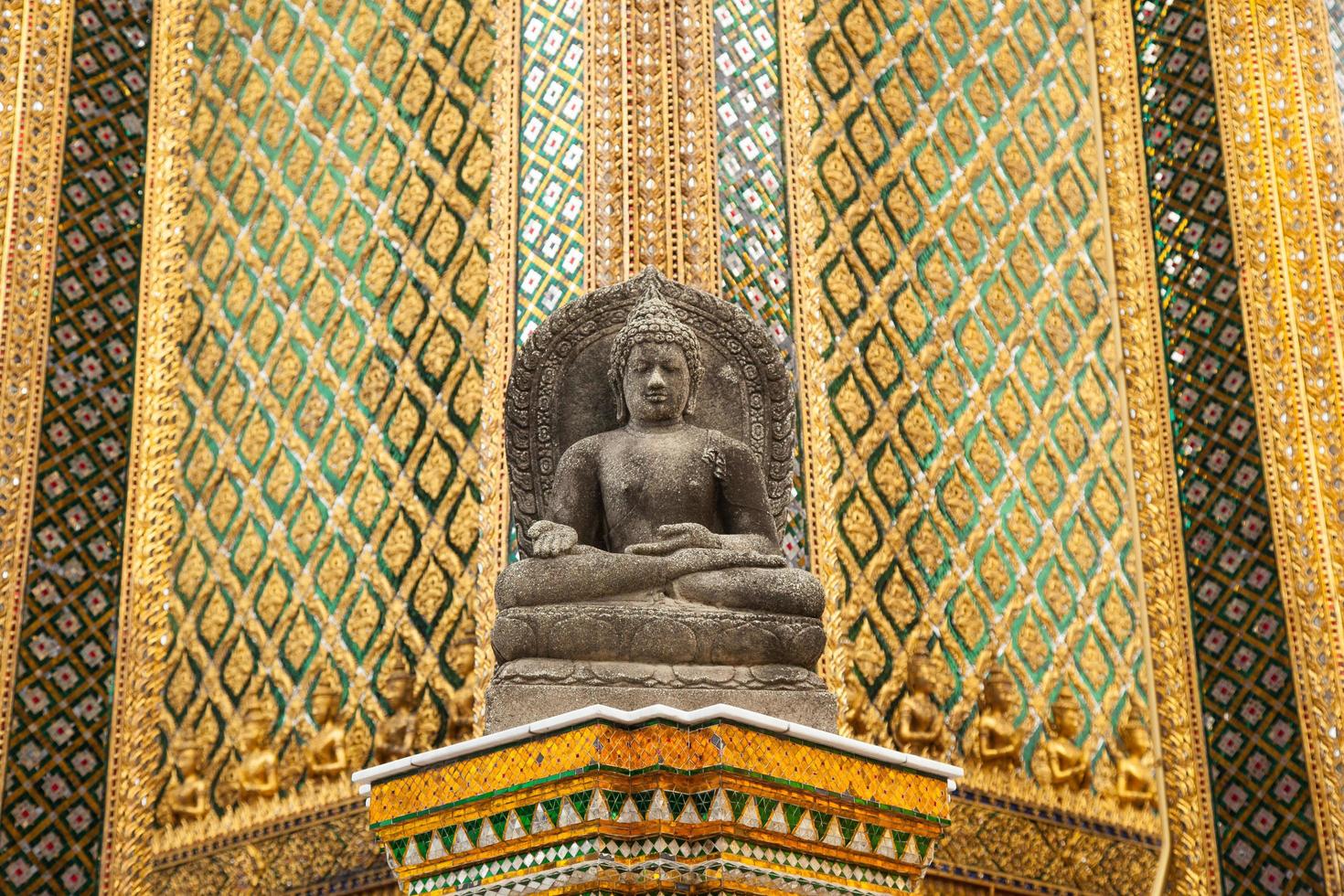 estatua de buda en un templo en tailandia foto