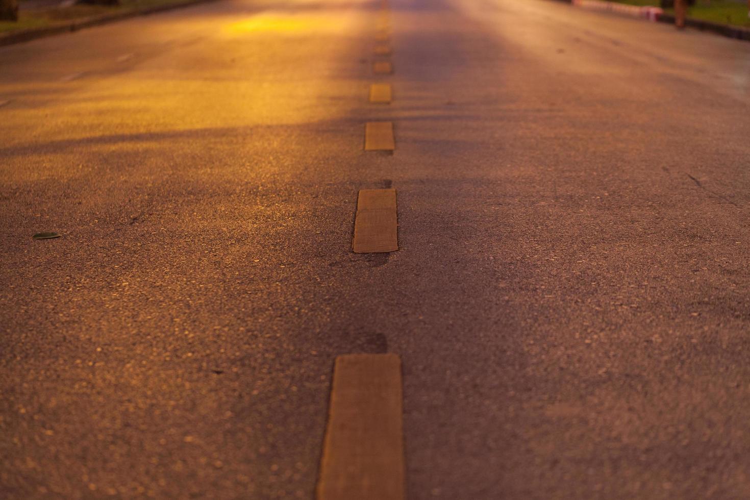 primer plano de la carretera de asfalto foto