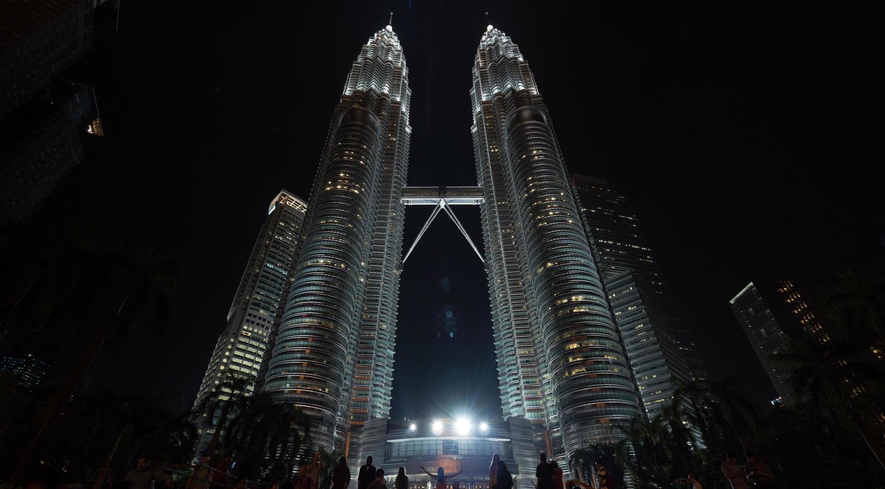 kuala lumpur, malasia, 2020 - vista nocturna de las torres gemelas petronas foto