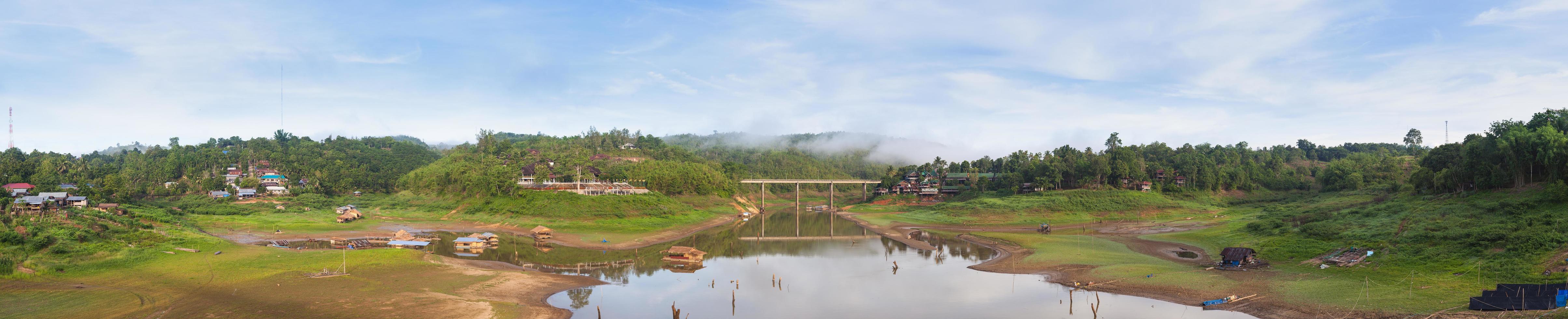 puente sobre el río foto