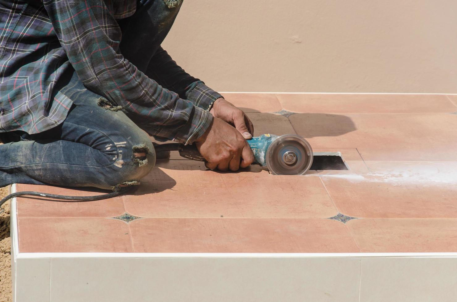 Man cutting tiles photo