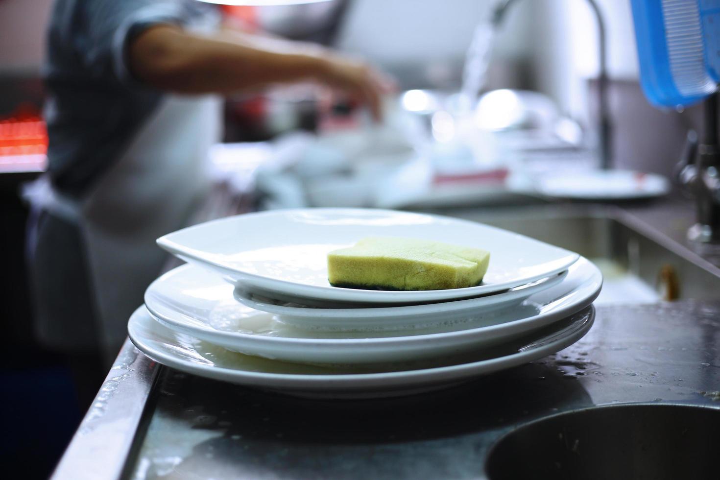 pila de platos y fregadero foto