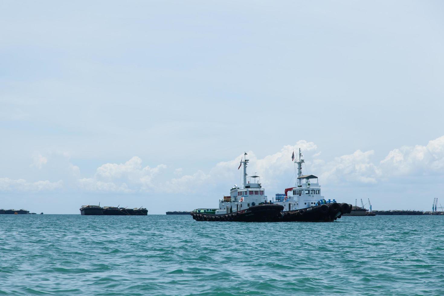 Barcos de pesca amarrados en el mar en Tailandia foto