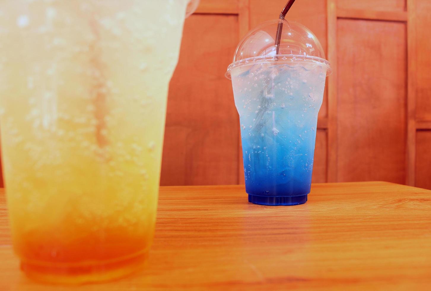 bebidas naranjas y azules foto