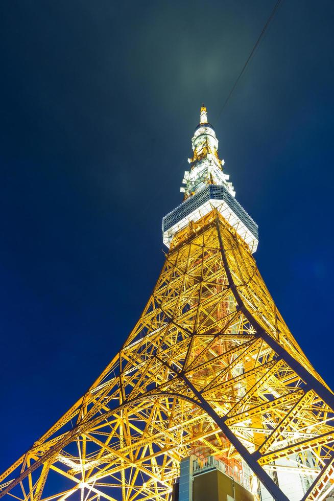 torre de tokio en la noche en tokio, japón foto