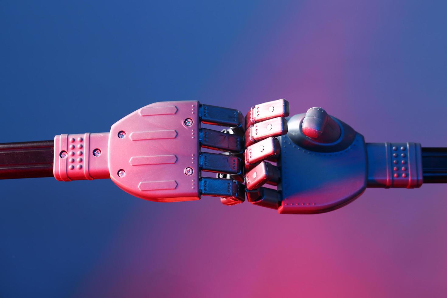 manos robot conectadas foto