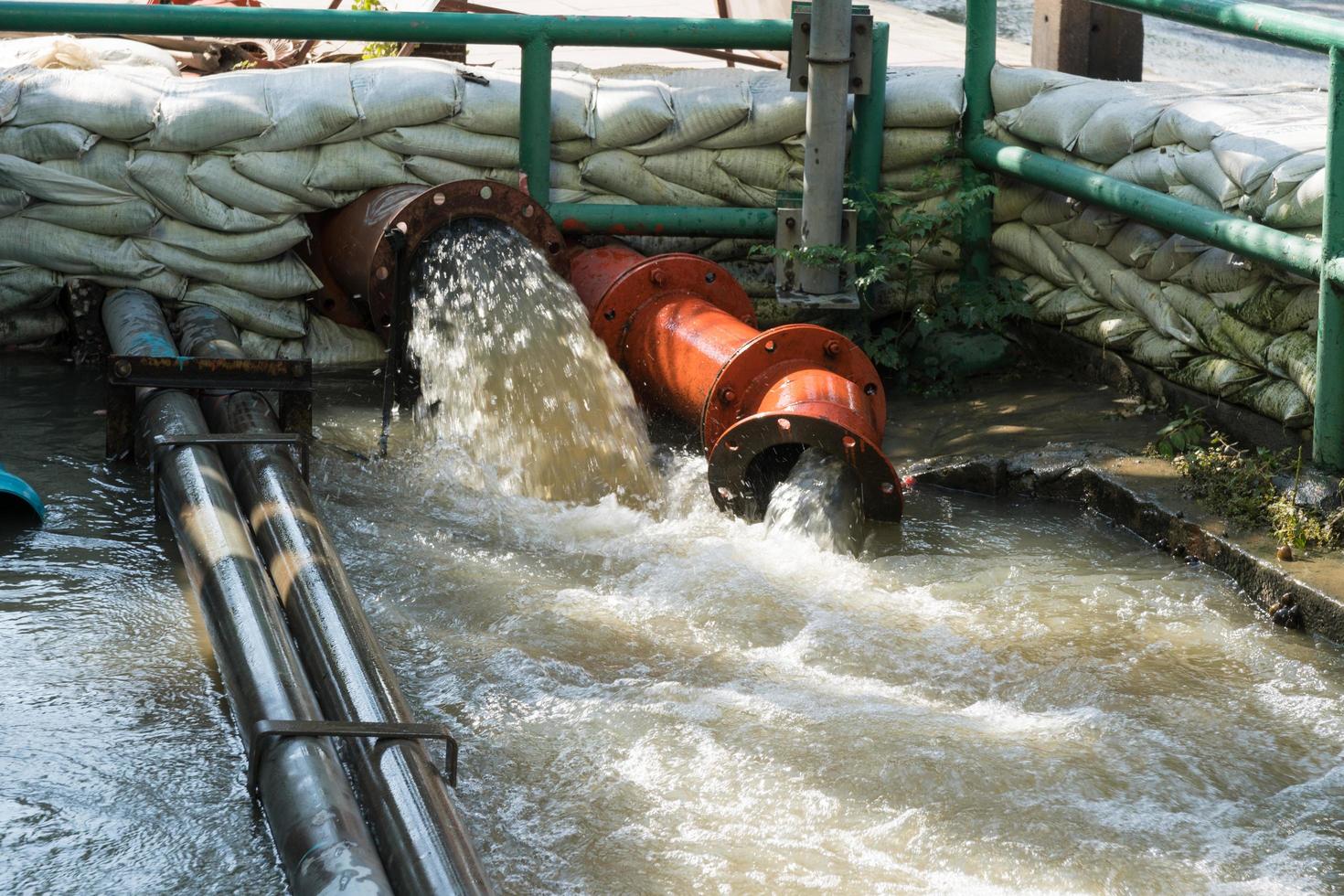 tubería de aguas residuales foto