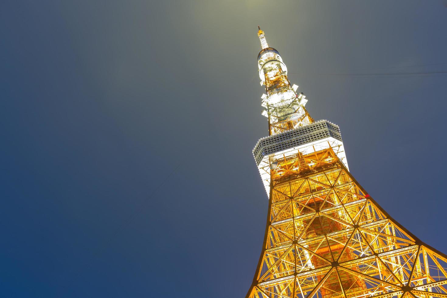 torre de tokio en la noche en tokio, japón foto