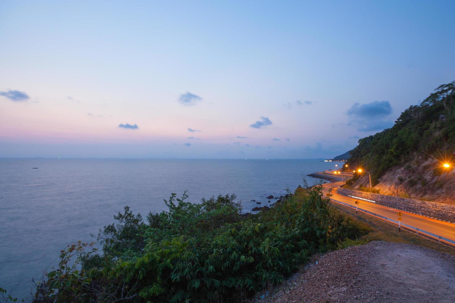 carretera curva junto al mar foto