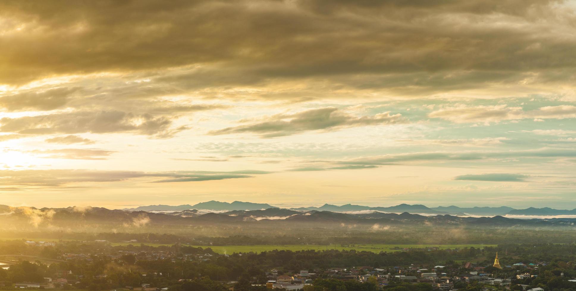 montañas y nubes foto