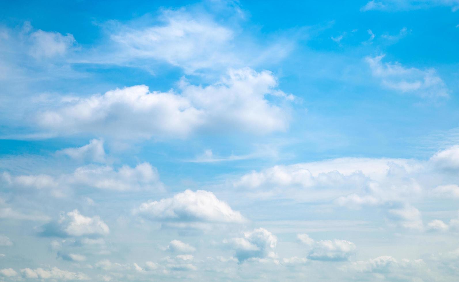 nubes en el cielo azul foto