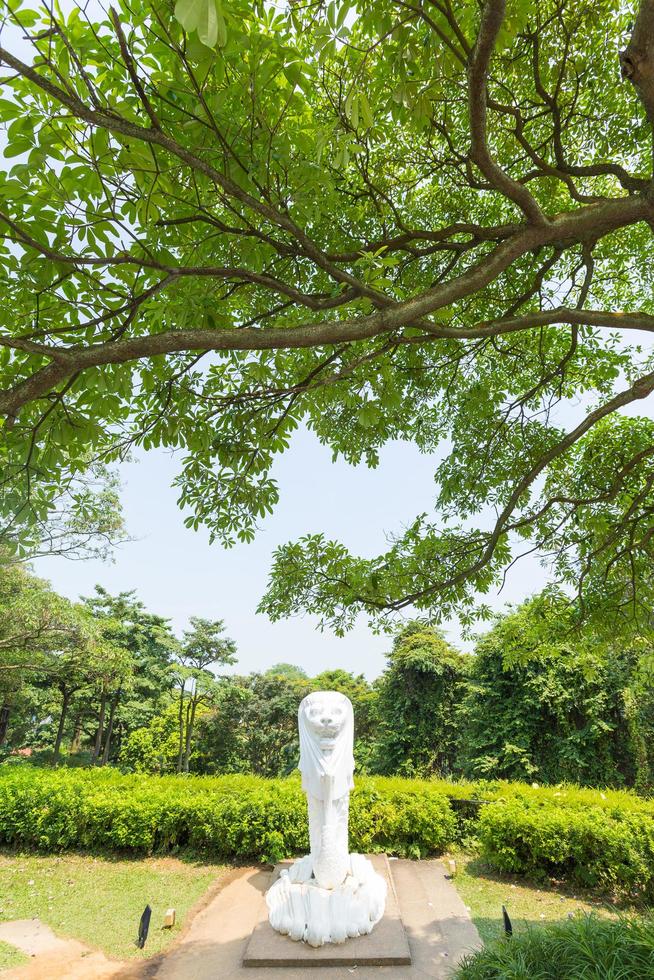 Estatua de merlion en un parque en Singapur. foto