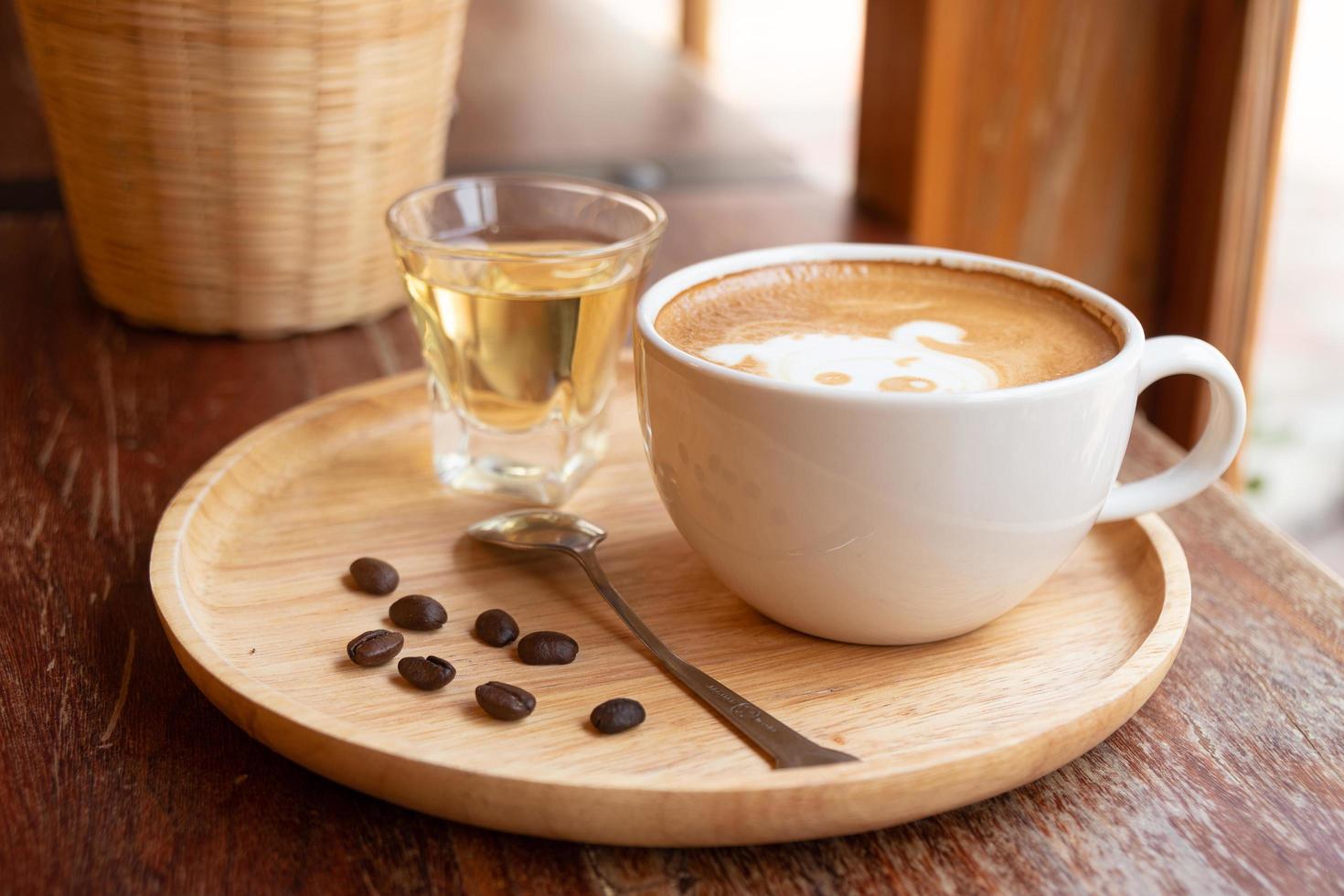 café con leche en una taza blanca foto