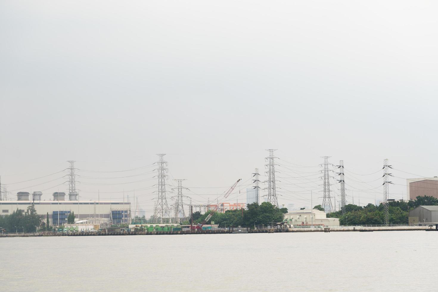 planta de energía en el río en bangkok foto