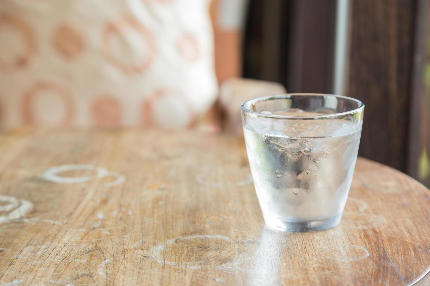 un vaso de agua fría foto