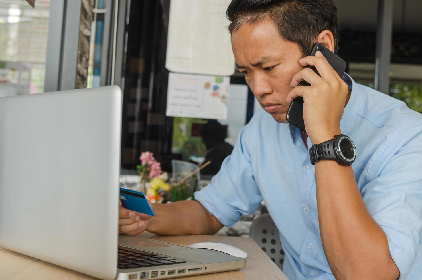 hombre hablando por teléfono con cara seria foto