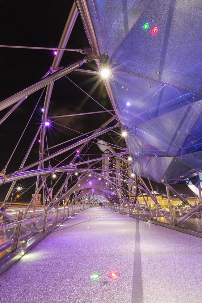 Puente en la ciudad de Singapur por la noche foto