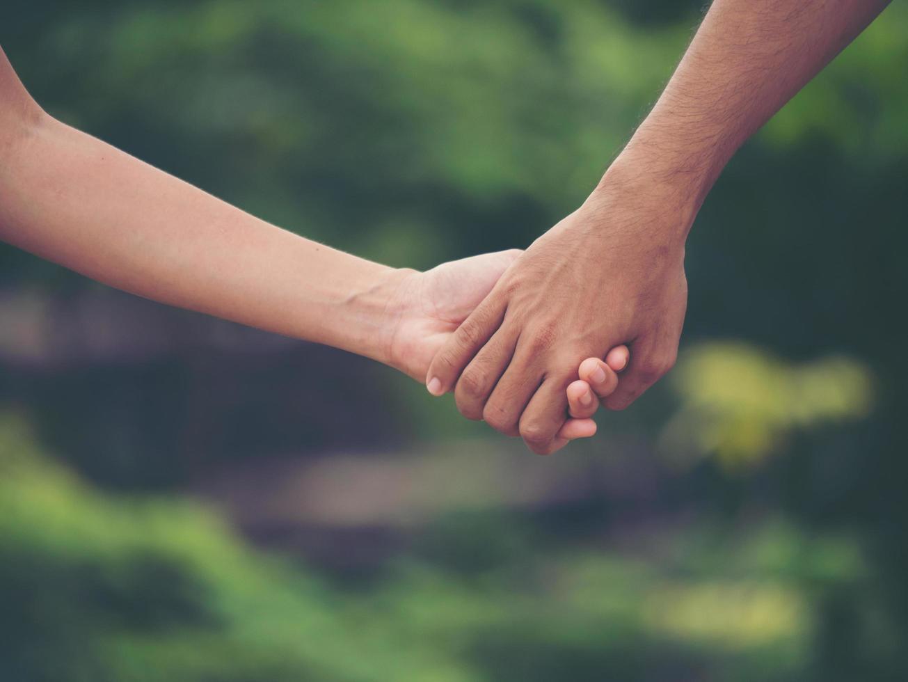 imagen de una pareja cogidos de la mano juntos foto