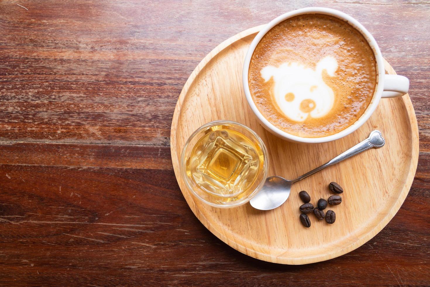 café con leche en una taza blanca foto