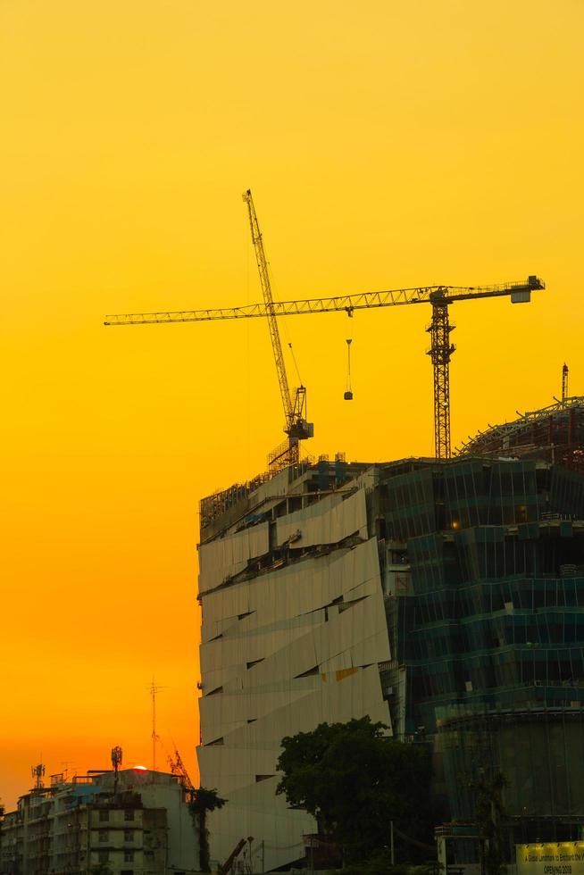 Grúa de construcción en Bangkok, Tailandia foto