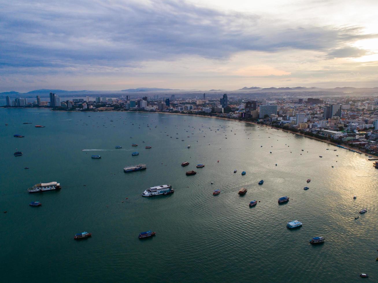 Vista aérea de la playa de Pattaya mientras el sol sale sobre el océano en Tailandia foto