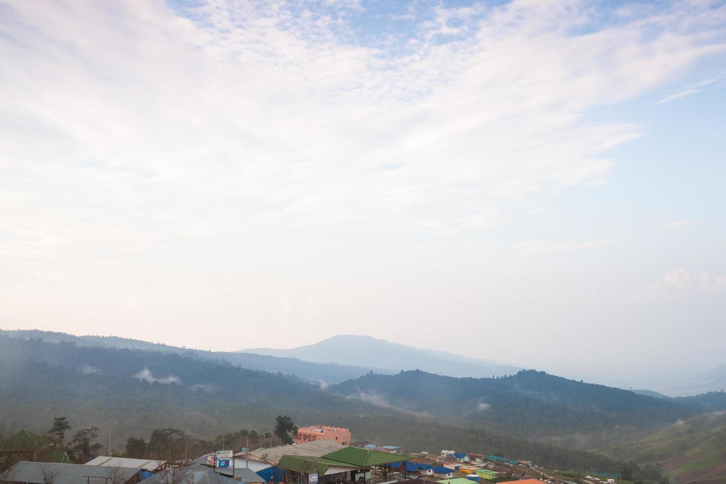 pueblo en las montañas en tailandia foto