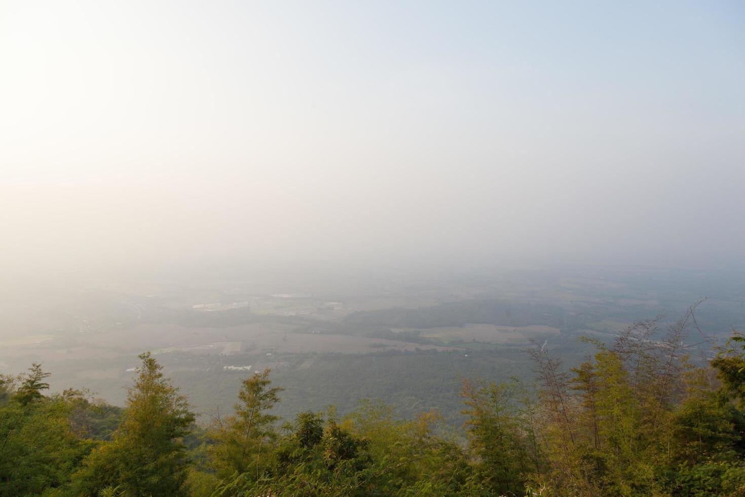 área agrícola al pie de la montaña foto