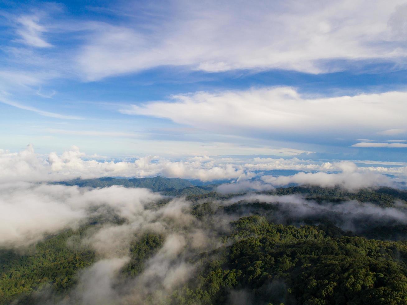 cima de la montaña con vista al valle brumoso foto