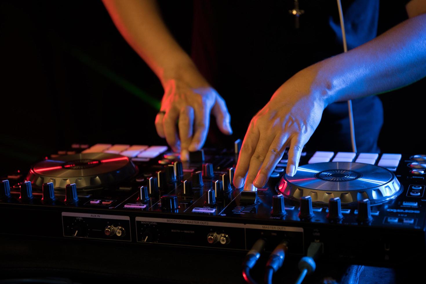 Dj tocando música de tocadiscos en la fiesta del club nocturno foto