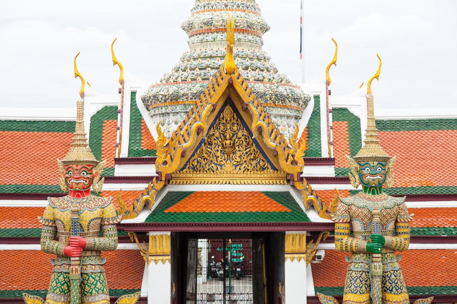 estatuas en wat phra kaew, tailandia foto