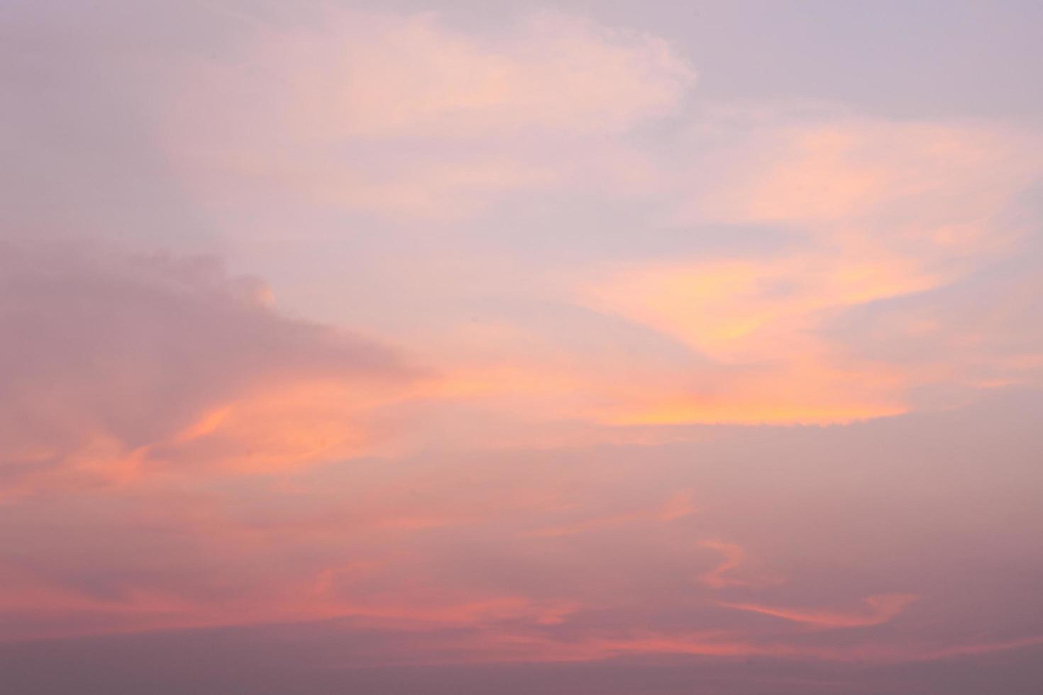 cielo y nubes al atardecer foto