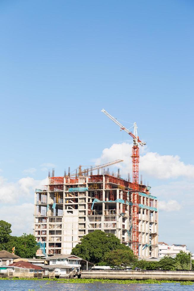 Grúa en un sitio de construcción en Bangkok foto