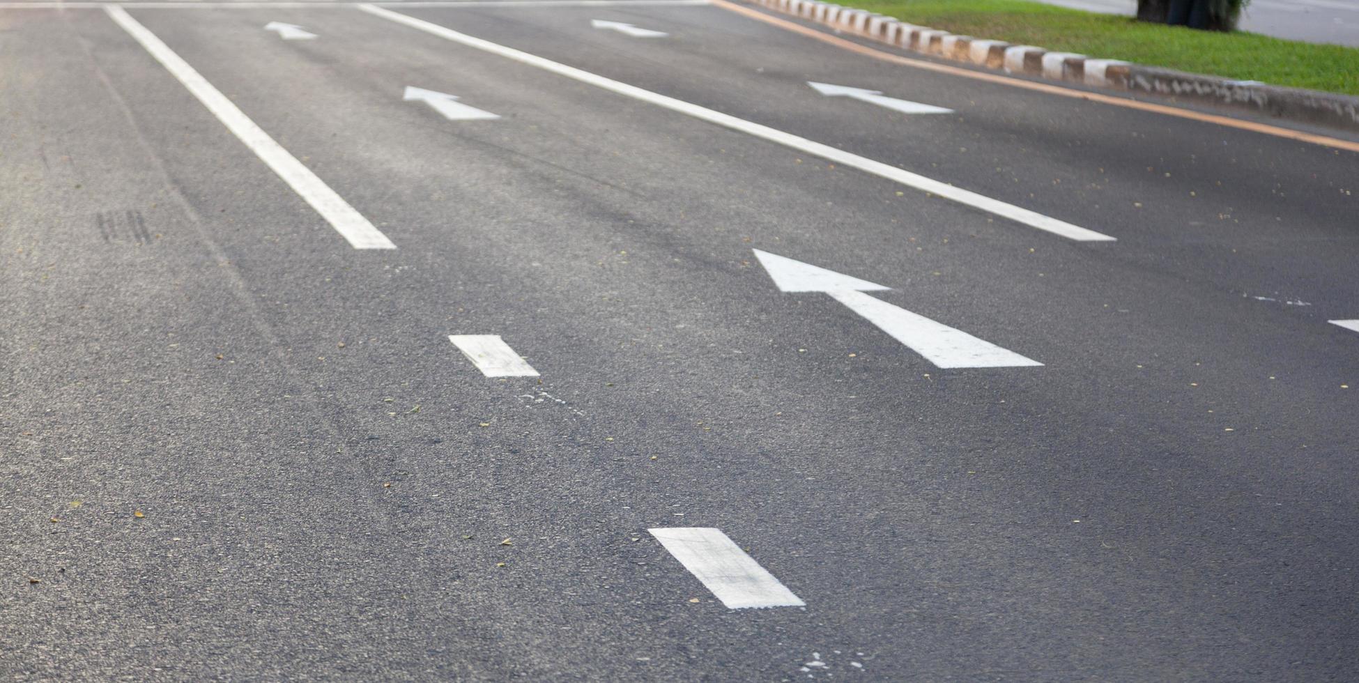 primer plano de la carretera de asfalto foto