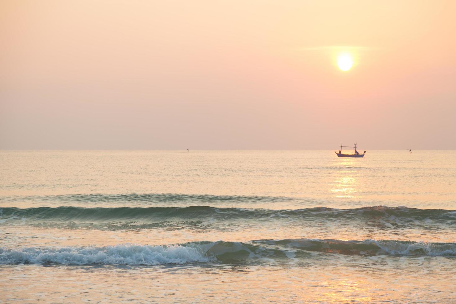 barco de pesca en el mar al amanecer foto