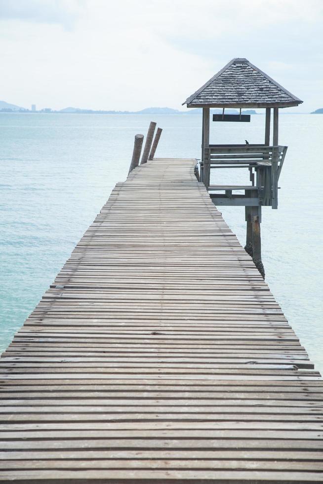 muelle de madera en el mar foto