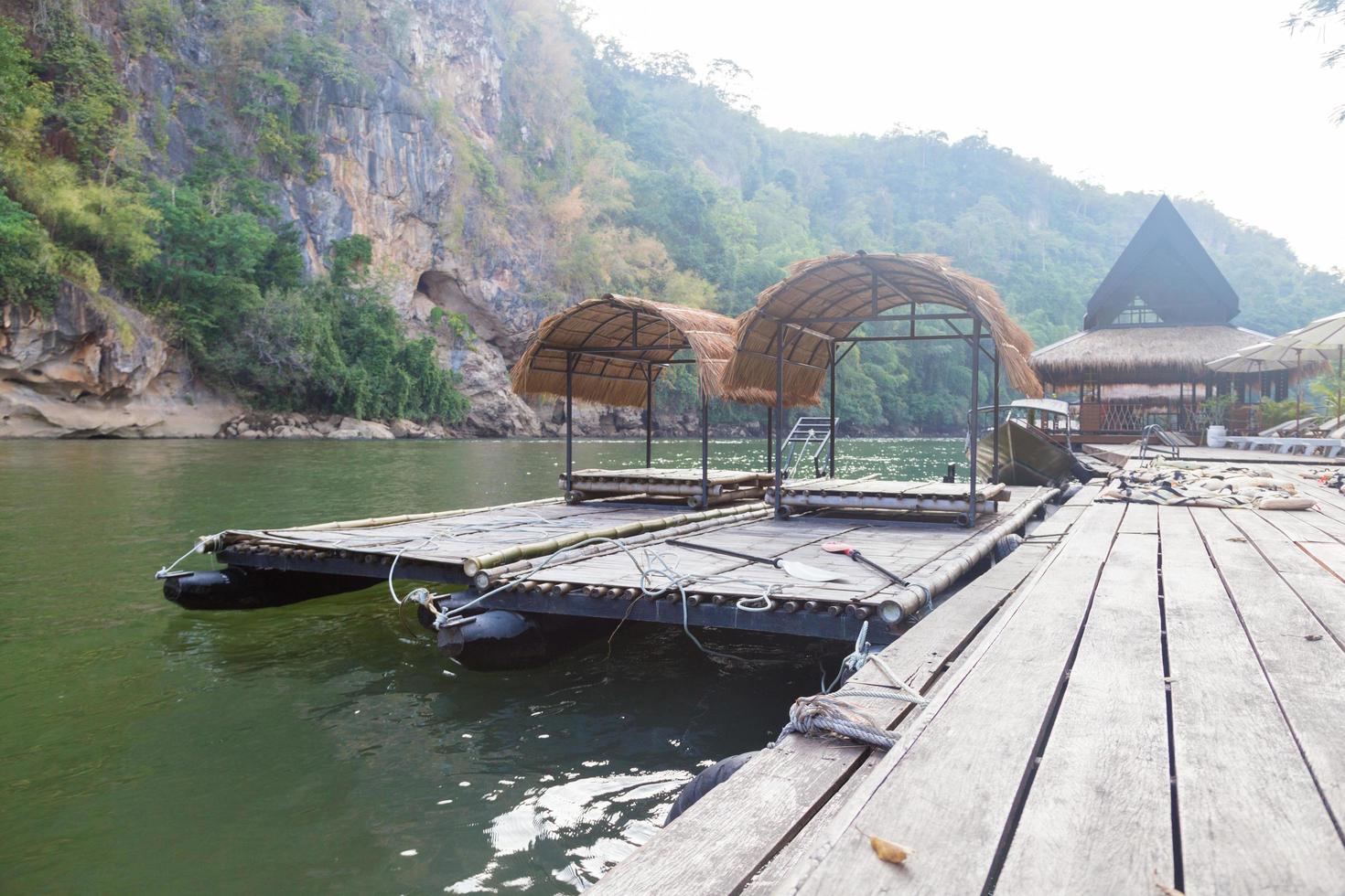 balsas en el río en tailandia foto