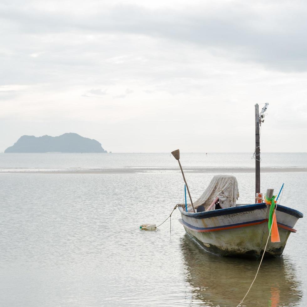 pequeño barco de pesca en tailandia foto