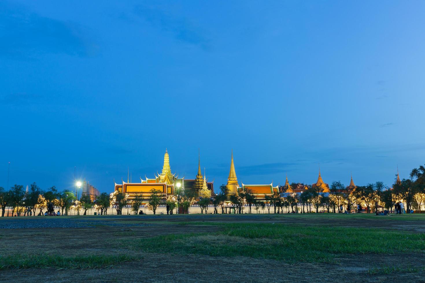 Wat Phra Kaew en Bangkok por la noche foto