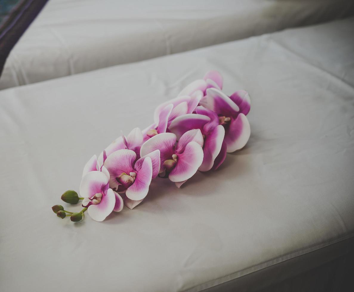 flores de orquídeas en el salón de spa foto