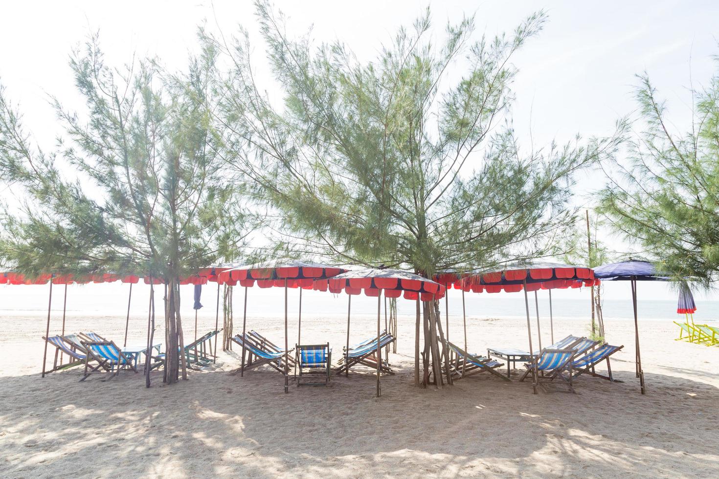 Tumbonas para tomar el sol en la playa en Tailandia foto