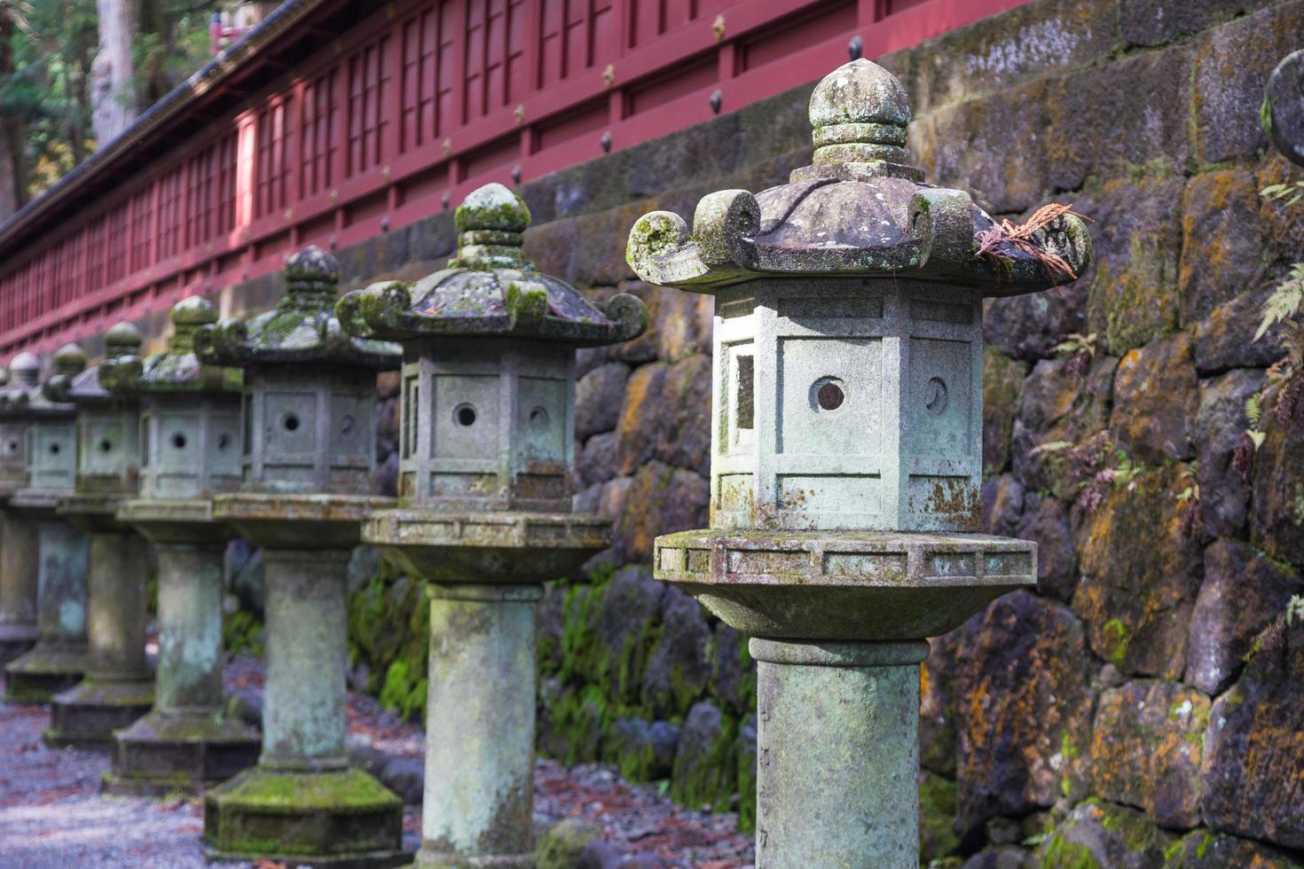 linternas de piedra en japón foto