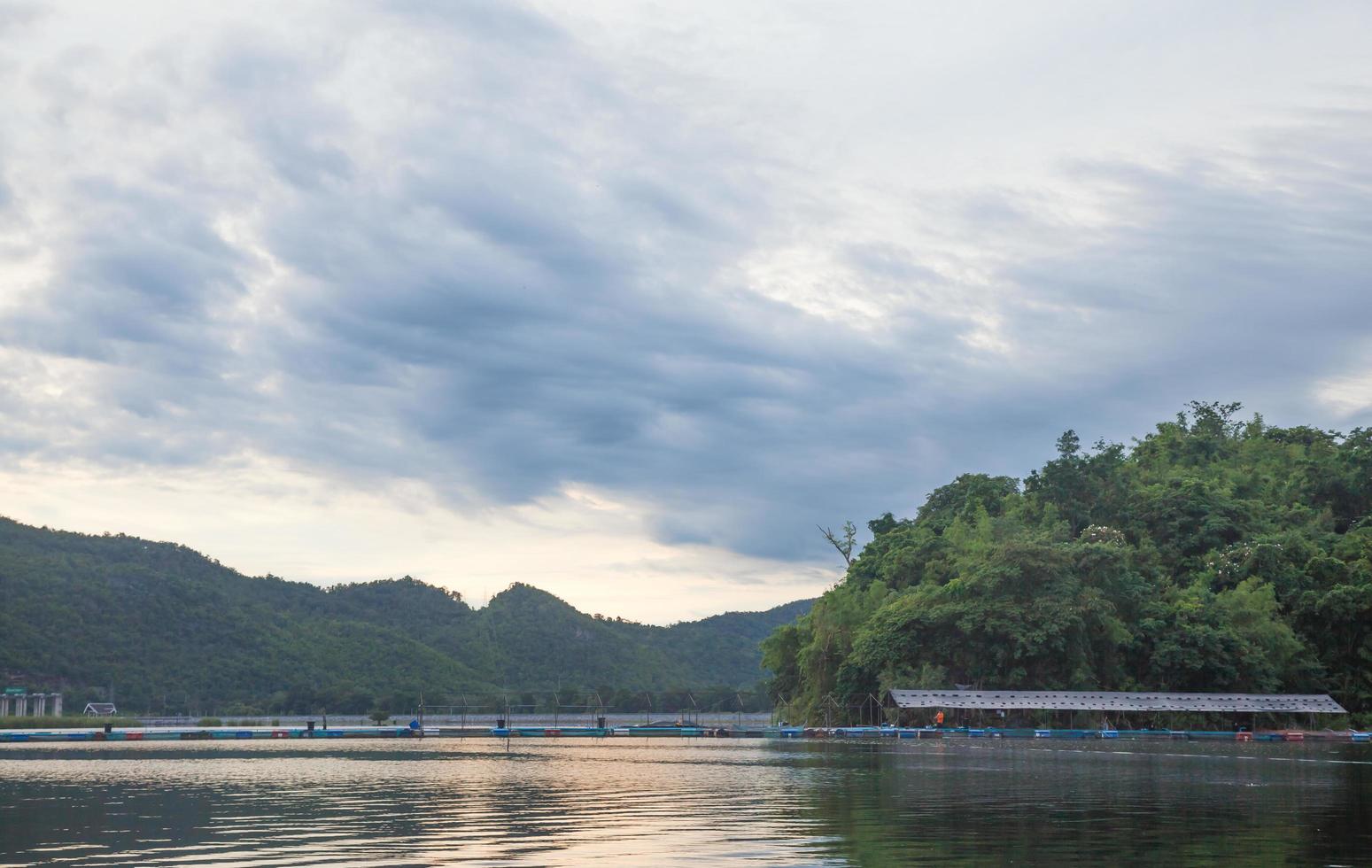 embalse en tailandia foto