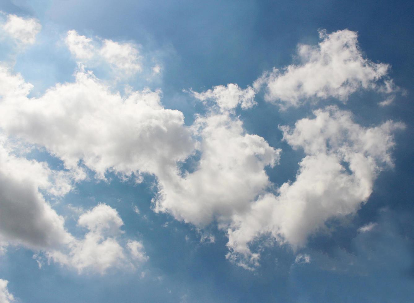 luz del sol y nubes blancas foto