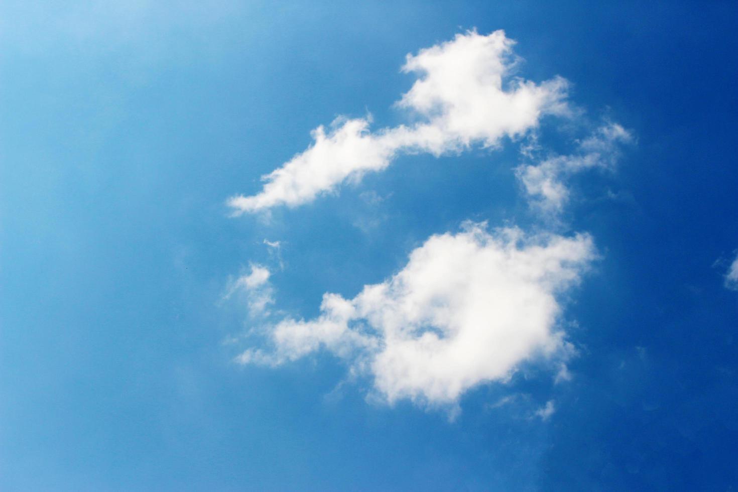 nubes blancas y esponjosas en un cielo azul foto