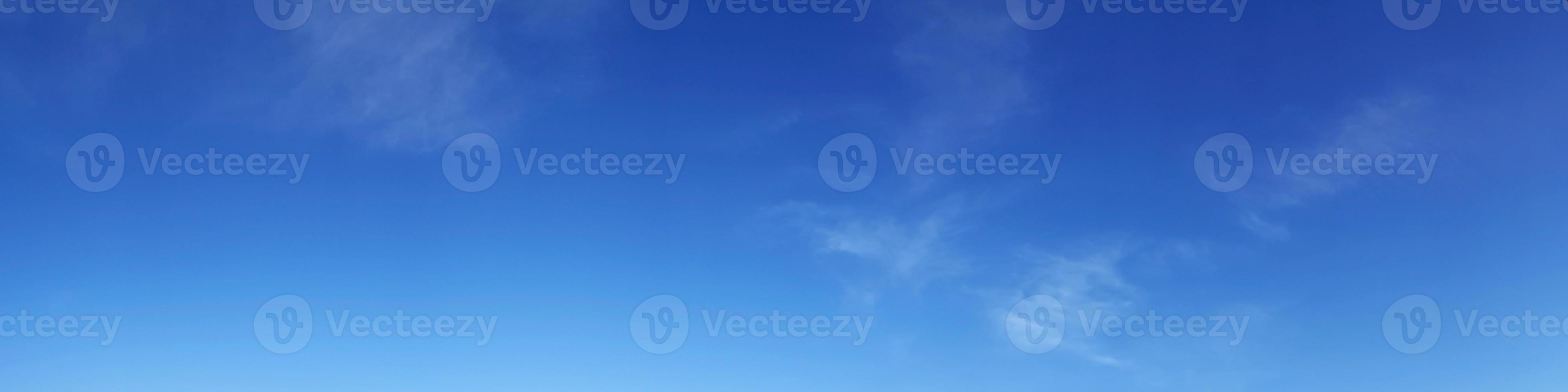 cielo con nubes en un día soleado foto