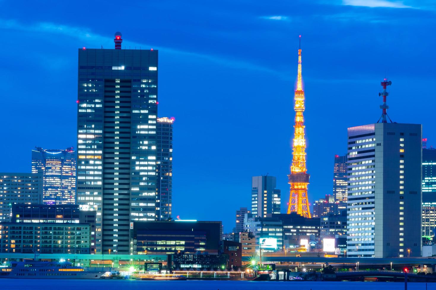 torre de tokio y edificios comerciales foto