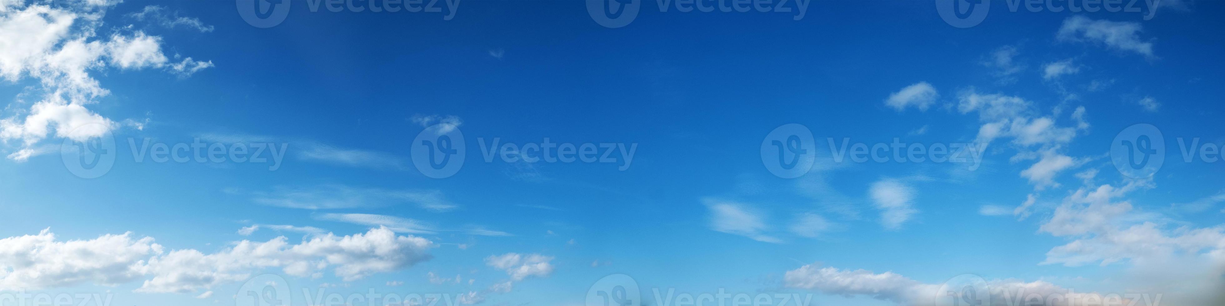 cielo con nubes en un día soleado foto